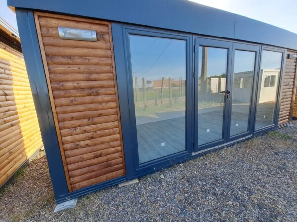 Module Préfabriqué de 13 m2 – Bardage Bois, Toit Plat + Façade Vitrée - Image 4