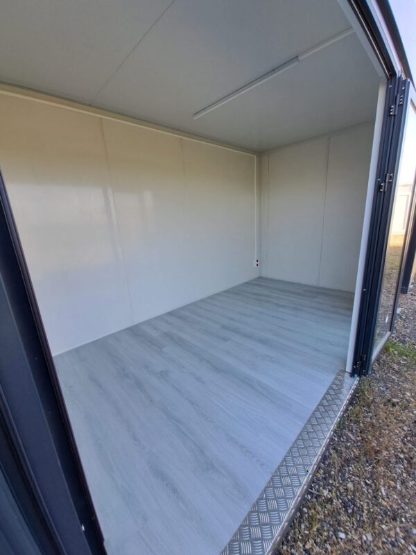 Module Préfabriqué de 13 m2 – Bardage Bois, Toit Plat + Façade Vitrée - Image 6